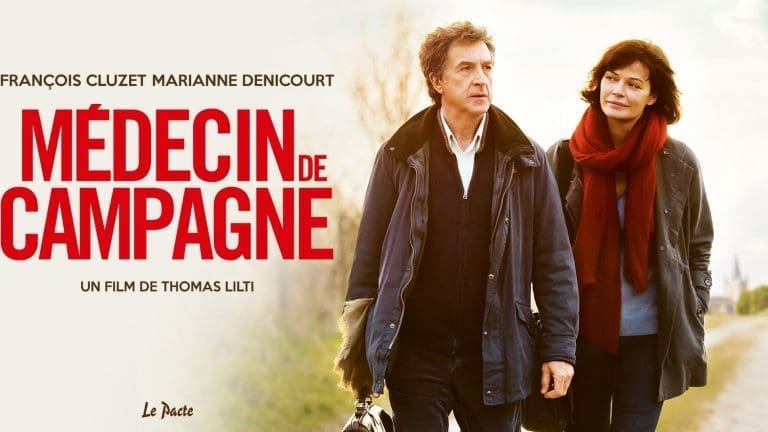 Cartel de la película "un médico en la campiña". Un hombre y una mujer, vestidos con ropa de invierno, caminan. Se intuye que detrás de ellos hay un camino, y una iglesia o torre al fondo. El hombre mira hacia su izquierda, con aspecto serio, y ella lo mira a él, con una ligera sonrisa.
